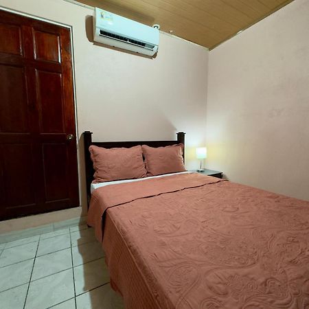 Casa Quepos Hotell Eksteriør bilde